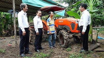 Cán bộ Ngân hàng Nông nghiệp thăm hỏi hỗ trợ kịp thời các hộ nông dân vay vốn mua máy sản xuất nông nghiệp 