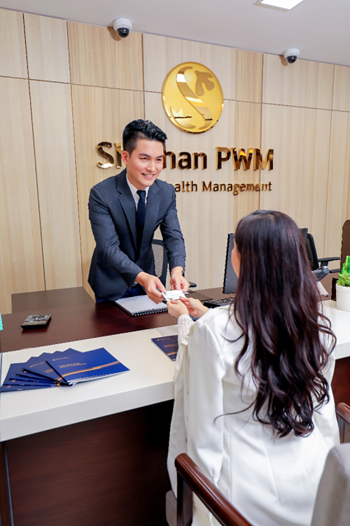 Shinhan PWM đang dần trở thành thương hiệu dịch vụ quản lý tài sản uy tín và đẳng cấp tại thị trường Việt Nam. Shinhan PWM hướng đến phục vụ đặc quyền cho các khách hàng ưu tiên bằng việc cung cấp những giải pháp tài chính hiệu quả và toàn diện, từ quản lý tài sản cá nhân cho đến các dịch vụ ngân hàng thường nhật.