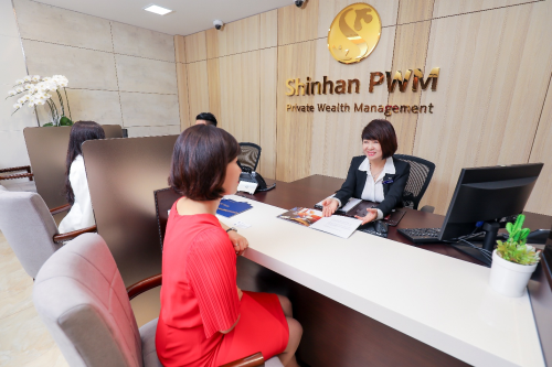 Ngoài Trung tâm Khách hàng PWM tại Chi nhánh Sài Gòn và Phòng Giao Dịch Quận 7, dịch vụ Shinhan PWM còn mở rộng tiếp cận các khách hàng cá nhân cao cấp thông qua ba đơn vị ở Hà Nội (Lê Thái Tổ, Royal City, Cầu Giấy) và hai đơn vị khác ở TP HCM (Tân Bình, Quận 10).