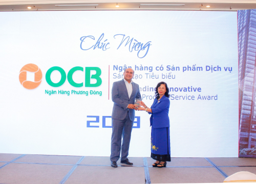 Ông Sanjay Chakrabarty - Phó tổng giám đốc OCB nhận giải thưởng Ngân hàng tiêu biểu năm 2018 từ Hiệp Hội Ngân hàng Việt Nam.