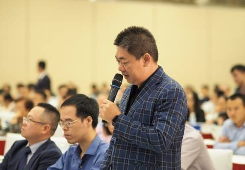 Ông Vũ Hữu Điền - Đại diện cổ đông Dragon Capital nêu câu hỏi tại phiên họp sáng 27/4. Ảnh: An An