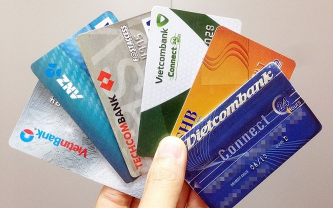 Doanh nghiệp đua trả lương qua thẻ ATM của ngân hàng lớn, nhưng dùng thẻ ATM của những ngân hàng này có thực sự lợi hơn ngân hàng nhỏ?