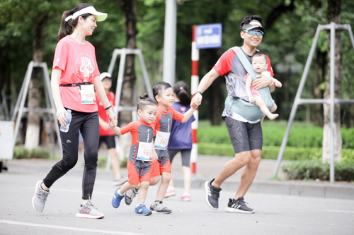 Một gia đình tham gia giải chạy MB Family Fun Run cuối tuần qua.