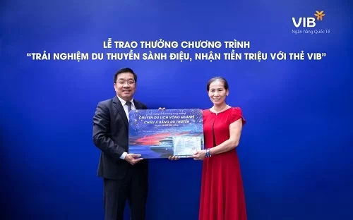 Chị Nguyễn Thị Thêu (Hà Nội) là một trong hai chủ thẻ tín dụng VIB nhận giải đặc biệt từ chương trình ưu đãi.