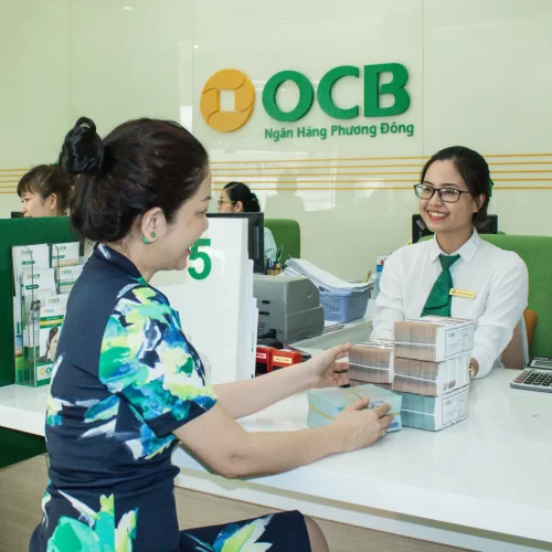 Một khách hàng giao dịch tại quầy ngân hàng OCB.