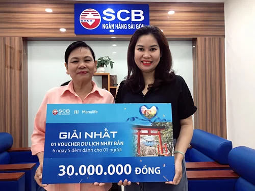 Đại diện SCB trao thưởng cho khách hàng may mắn của chương trình.