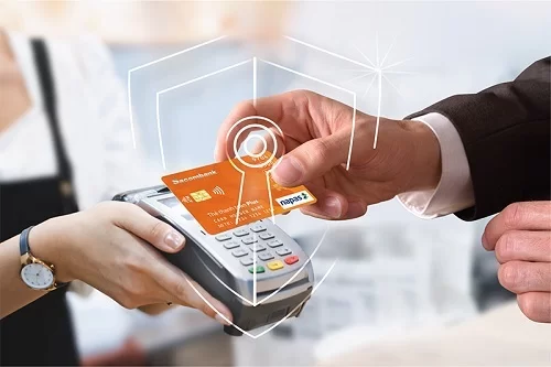 Sacombank là 1 trong 7 ngân hàng đầu tiên tại Việt Nam hội đủ điều kiện phát hành thẻ nội địa được trang bị chip EMV với ưu điểm giúp bảo mật tối ưu thông tin thẻ và cho phép giao dịch thanh toán không tiếp xúc (contactless).
