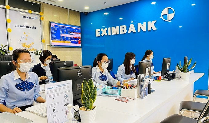 Nhân viên ngân hàng Eximbank đeo khẩu trang làm việc trong Covid-19. 