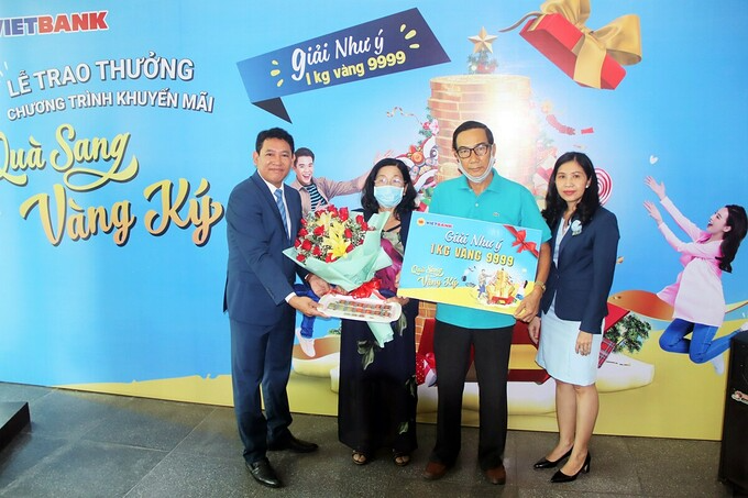 Đại diện Vietbank trao giải thưởng cho khách hàng Thái Thị Kim Tâm. Khách hàng liên hệ Hotline 18001122 hoặc truy cập website  để biết thêm thông tin chương trình. Ảnh: Vietbank.