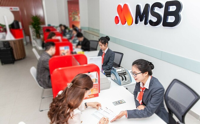 Nhân viên MSB hỗ trợ khách hàng tại văn phòng giao dịch. Ảnh: MSB.