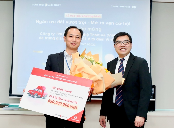 Đại diện Techcombank trao thưởng cho đại diện Thaiture. Ảnh: Techcombank
