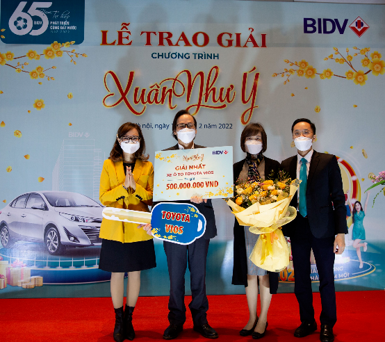 Khách hàng Nguyễn Quang Minh nhận thưởng từ BIDV