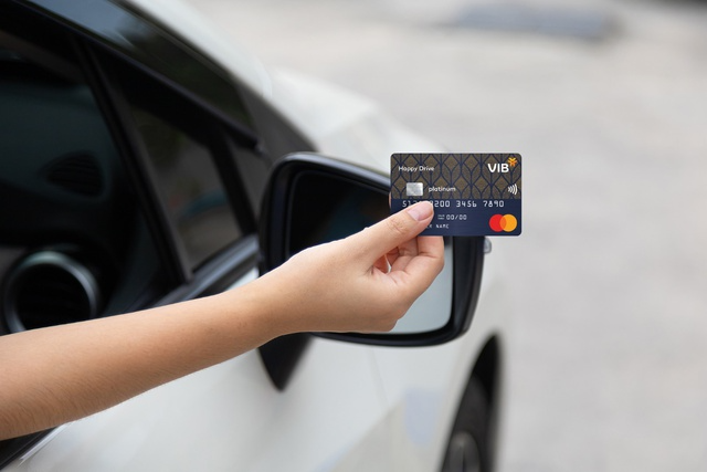 Chủ ô tô nhận đến 500 lít xăng với thẻ tín dụng VIB Happy Drive - Ảnh 1.