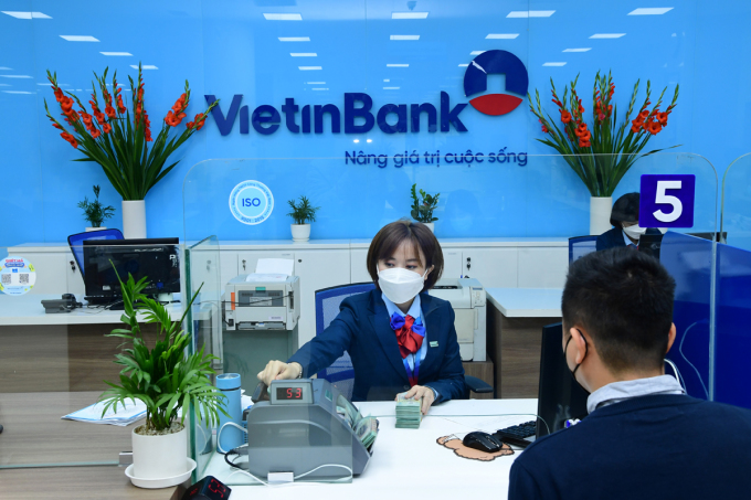 Khách hàng tới giao dịch tại một chi nhánh của VietinBank. Ảnh: VietinBank