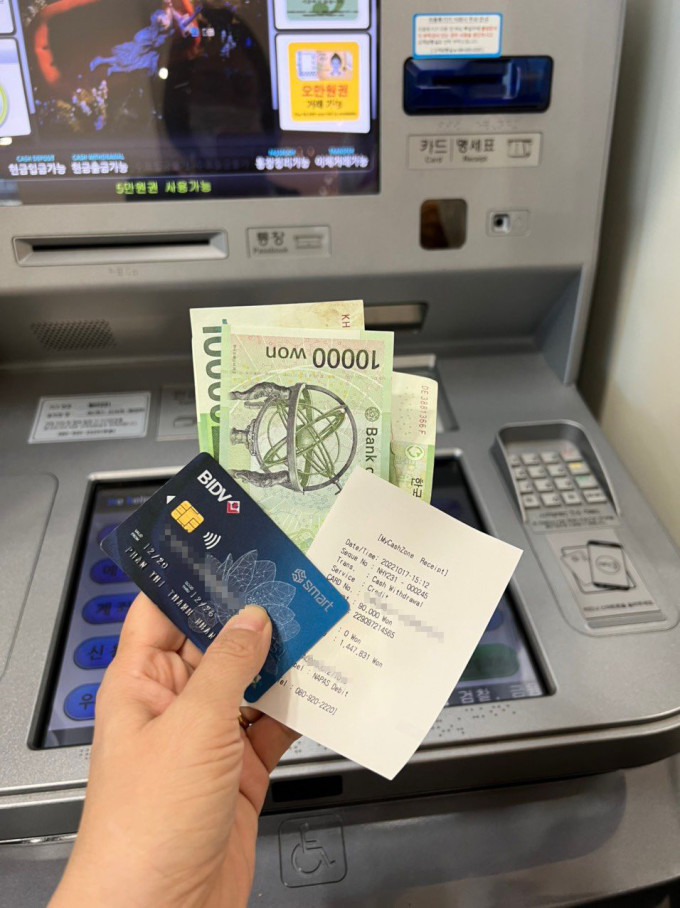 Với thẻ BIDV Smart, chủ thẻ có thể dễ dàng rút được tiền Won Hàn Quốc tại ATM hoặc quẹt thẻ tại các POS của BC Card có biểu tượng NAPAS