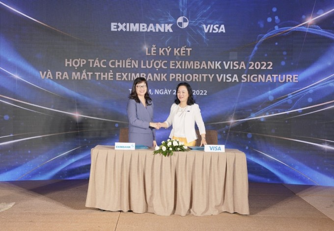 Bà Đinh Thị Thu Thảo - Phó tổng giám đốc Eximbank (bên trái) cùng ký kết hợp đồng hợp tác chiến lược với bà Đặng Tuyết Dung - Giám đốc Visa Việt Nam và Lào.