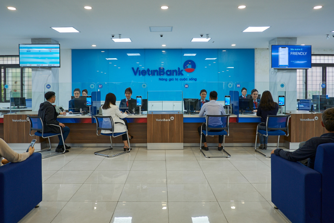 Khách hàng tới giao dịch tại một chi nhánh của VietinBank. Ảnh: VietinBank
