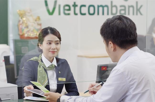 Nhân viên Vietcombank tư vấn, hỗ trợ khách hàng. Ảnh: Vietcombank