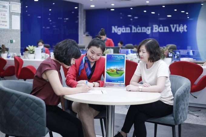 Nhân viên Bản Việt làm thủ tục và tư vấn khách hàng. Ảnh: BVB