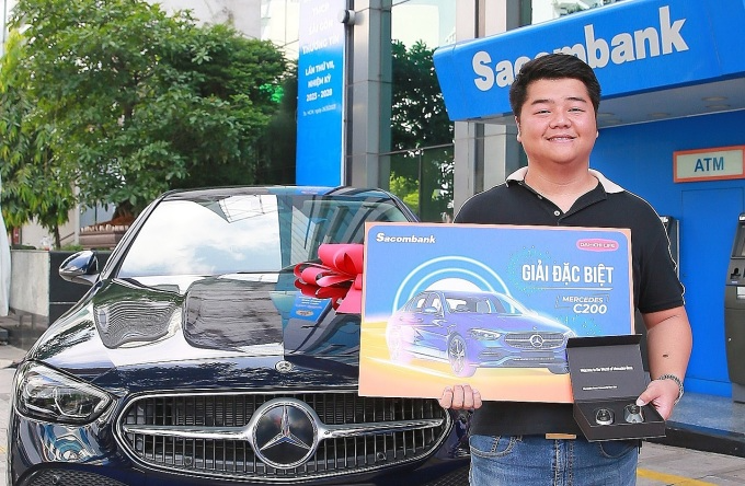 Ông Võ Tấn Minh Hoàng nhận giải thưởng là chiếc ôtô Mercedes C200. Ảnh: Sacombank