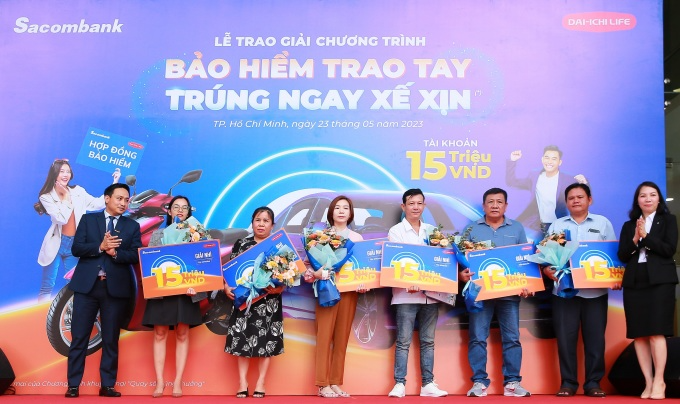 Đại diện Sacombank và Dai-ichi Life Việt Nam trao giải cho các khách hàng may mắn. Ảnh: Sacombank