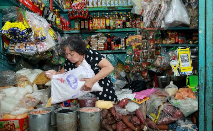 Quầy hàng đồ khô tại chợ Tân Định, TP HCM được trang bị mã QR.