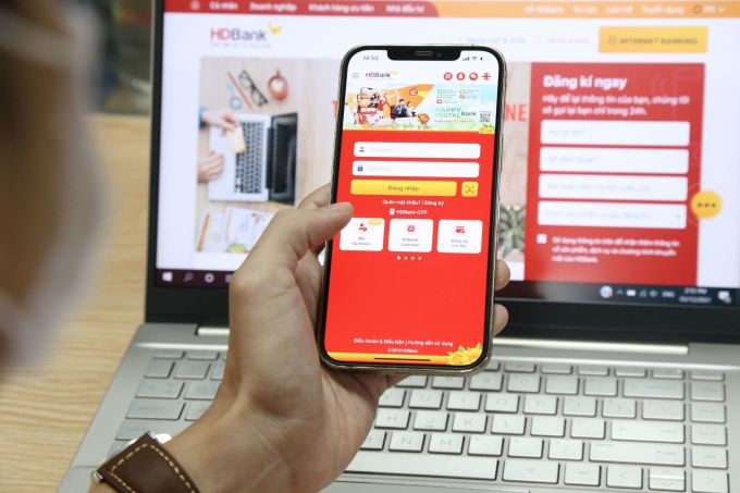 Trải nghiệm app HDBank trên điện thoại di động. Ảnh: Minh Nhật