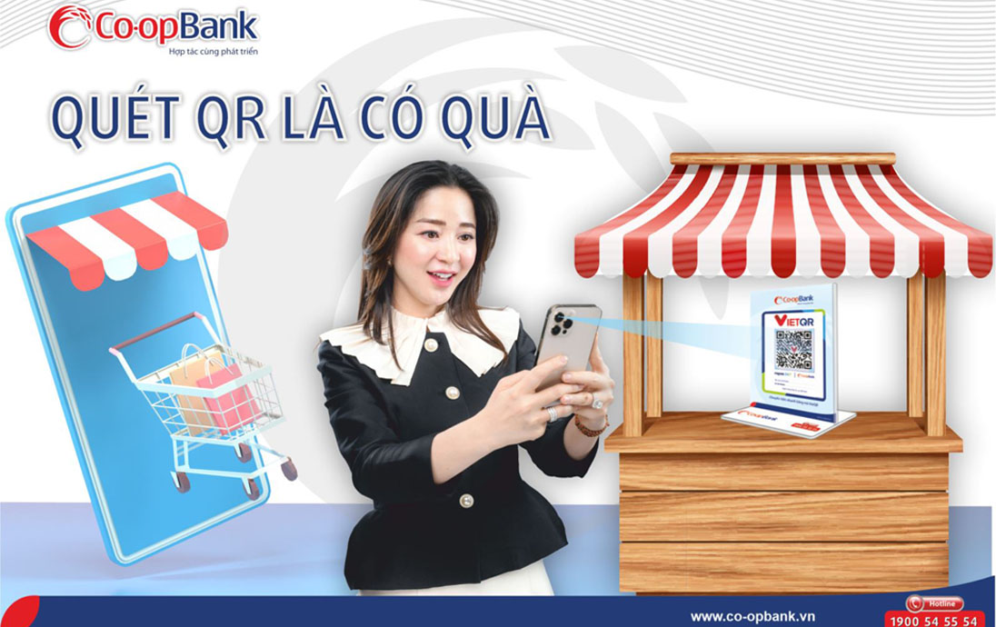 Co opBank tang qua khach hang trong chuong trinh Quet QR