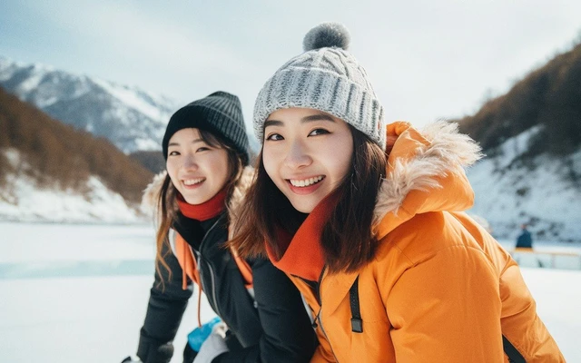 Du khách Việt thích thú khi trượt tuyết ở xứ lạnh