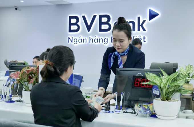 Nhân viên BVBank giới thiệu gói vay đến khách hàng. Ảnh: BVBank