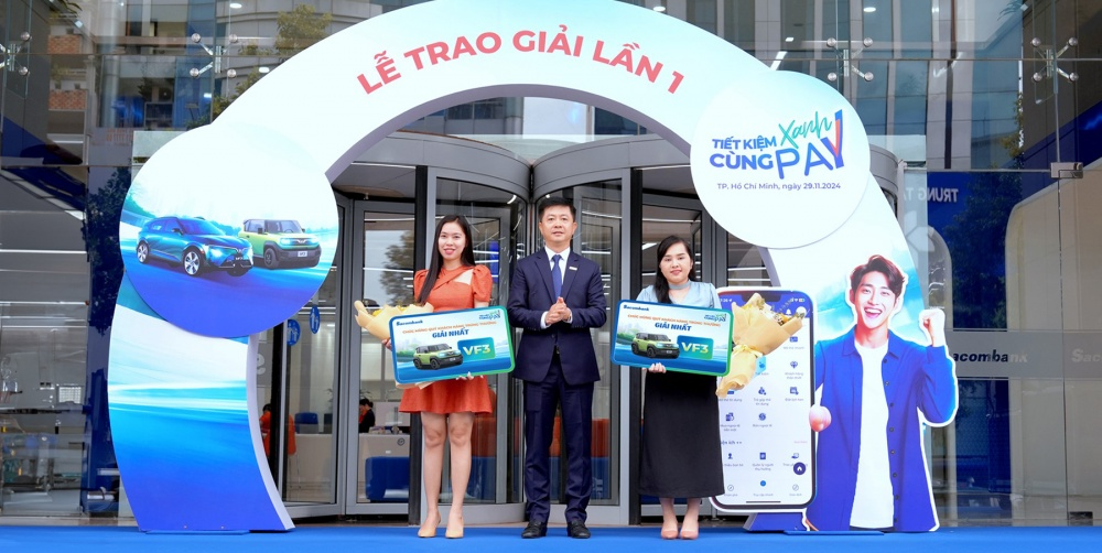 Ông Nguyễn Minh Tâm - Phó Tổng giám đốc Sacombank trao giải Nhất cho 2 khách hàng may mắn