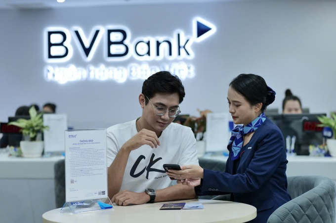 Khách hàng giao dịch tại trụ sở đơn vị. Ảnh: BVBank